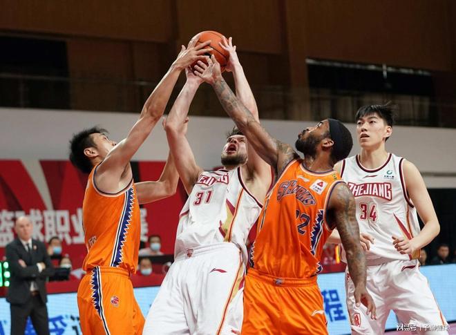 篮球火箭球迷投票支持球队重建计划（火箭队球迷投票赞成重建方案）