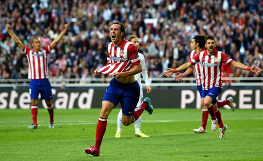 53岁齐达内上海街头踢毽子，与大妈迅速融入展现高球商风采（53岁齐达内现身上海街头踢毽子，与大妈打成一片尽显高球商）