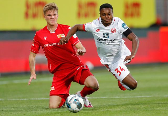 随迈阿密国际夺冠，德保罗赛后剪下主场球网留念（随国际迈阿密加冕冠军，德保罗赛后剪下主场球网作纪念）