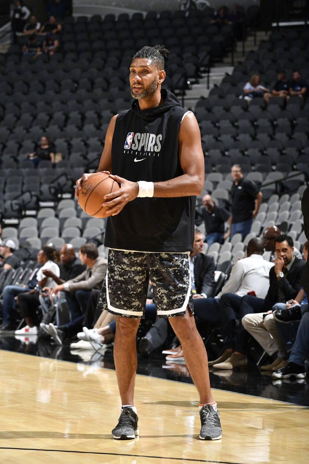 欧冠生死战！皇马后防线告急 阿隆索迎来最关键一战（欧冠生死局将至：皇马防线拉响警报，阿隆索迎关键一役）