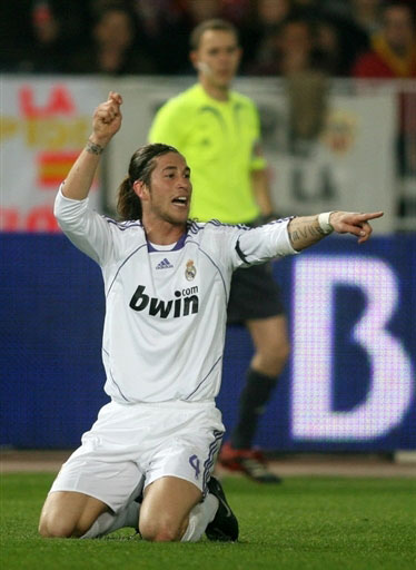 那一脚出去，全场屏住呼吸（这一脚踢出，全场屏息凝神）