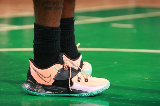 桑德兰悍将诺亚·萨迪基跑动能力惊人。（桑德兰猛将诺亚·萨迪基展现惊人跑动能力）