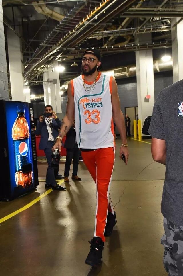 都体：米兰在关注布雷斯特左闸洛科，他是本赛季法甲抢断王（都体：米兰有意布雷斯特左后卫洛科，法甲本季抢断王）